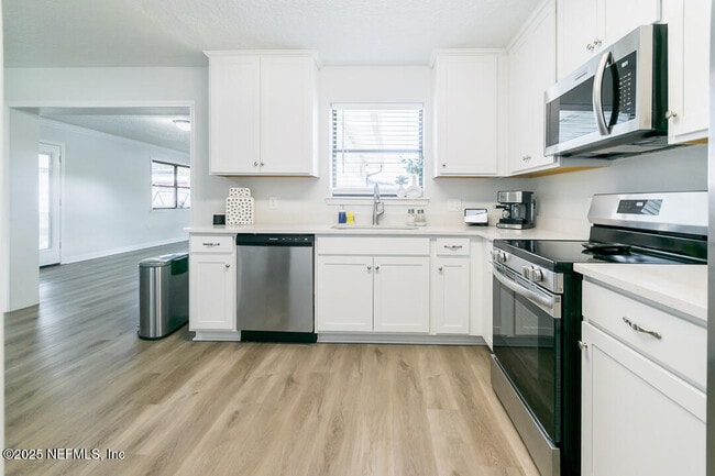 Building Photo - 6221 Ashwood Ln