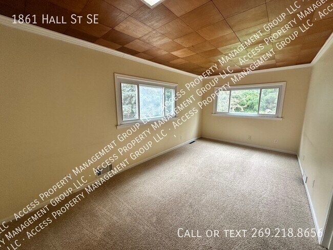Building Photo - SE Side 3 Bedroom Home by East GR
