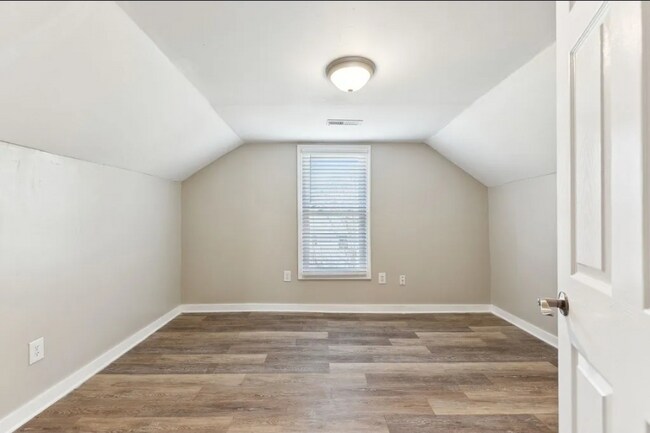 Building Photo - 306 W 17th St