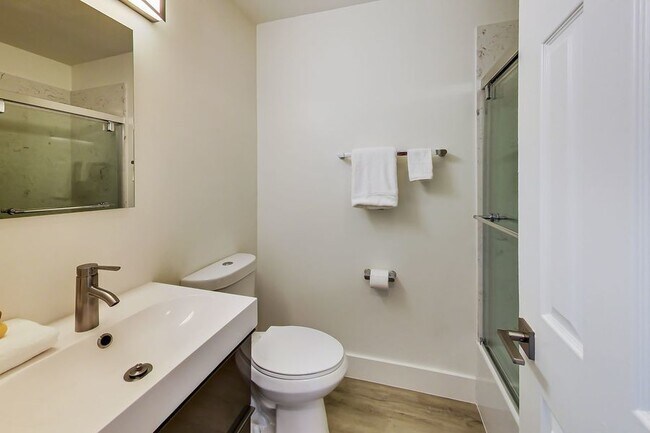 Building Photo - Newly renovated apartment at Oakbrook! Up ...