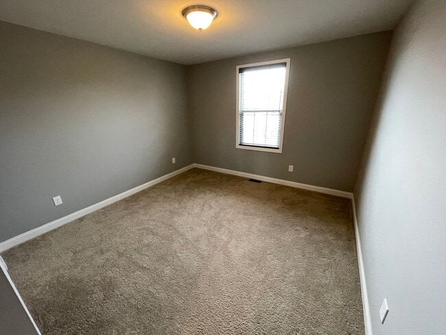 Building Photo - Large Home East Jefferson For Rent