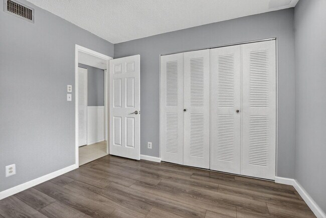 Building Photo - 7535 S Oriole Blvd