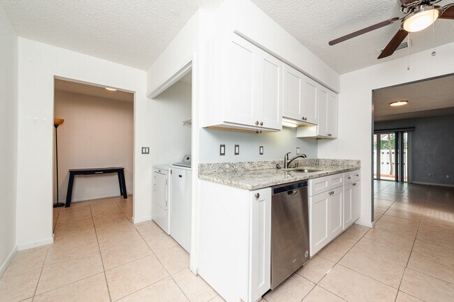 Building Photo - 9 Oakwood Park