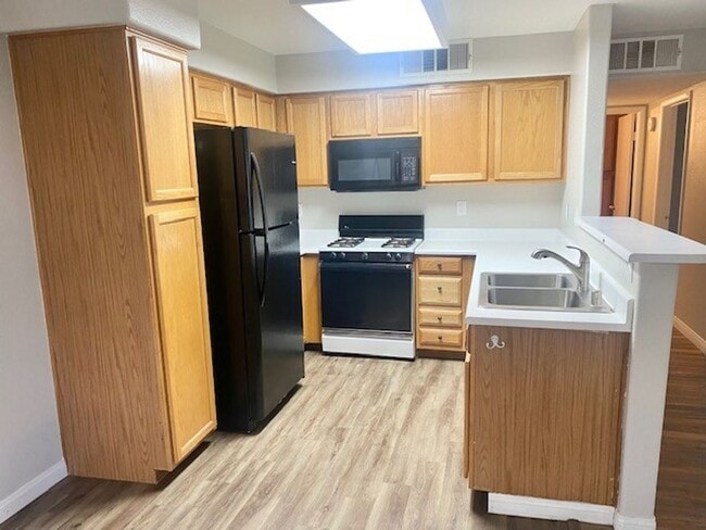 Building Photo - Beautiful 2 bedroom 2 bath Downstairs Condo