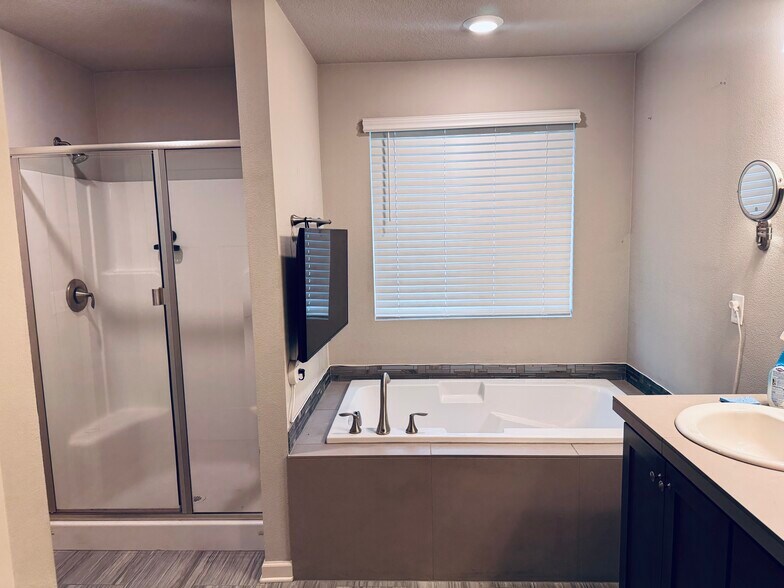 Second Floor Master Bathroom - 4124 SW Mawrcrest Ave