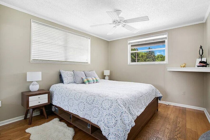 Building Photo - 4366 Shorecrest Dr