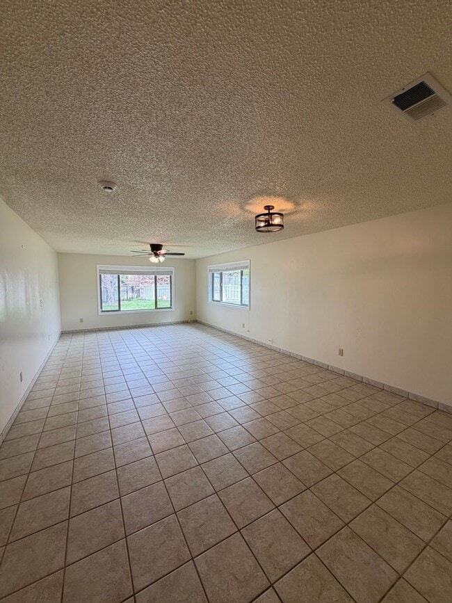 Building Photo - Hard to find 3 Bdrm, 2 Bath home in Harbor isles on the canal 2 miles to Sky Lakes Medical Ctr an...