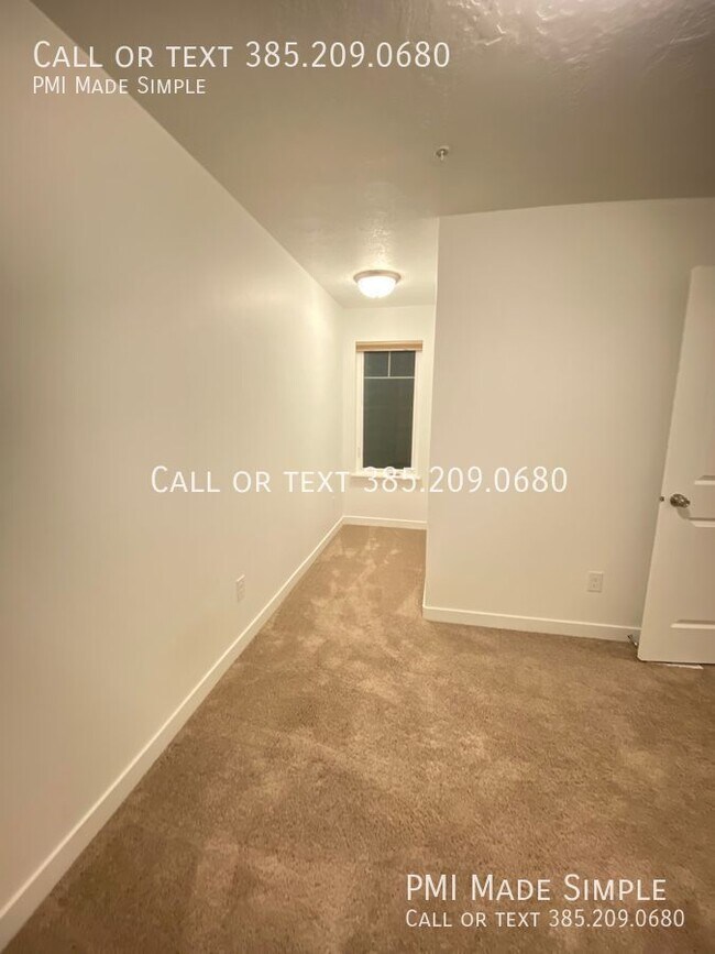 Building Photo - Clear and Bright, Newer Townhome in Rivert...