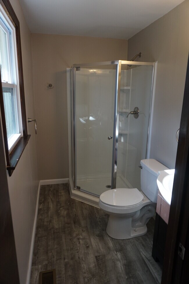 Building Photo - 641 Orchard Dr W