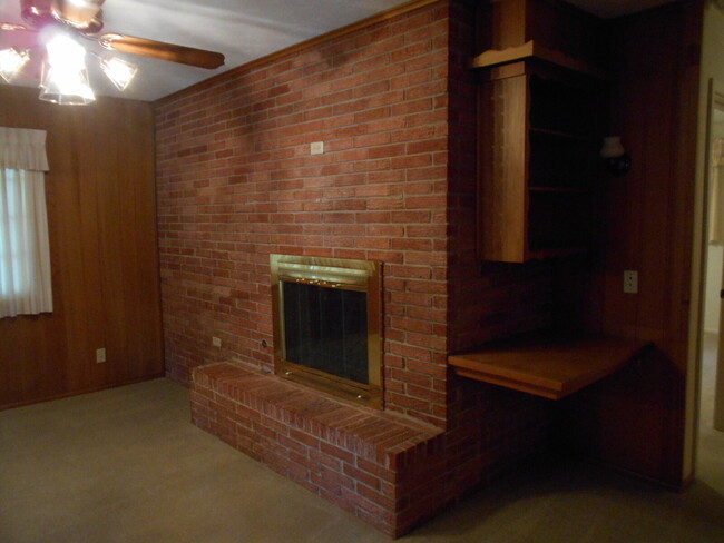 Building Photo - Incredibly preserved older home in a matur...