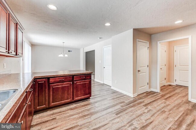 Building Photo - 180 Breezewood Dr