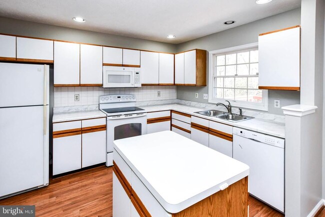 Building Photo - 2156 Commissary Cir