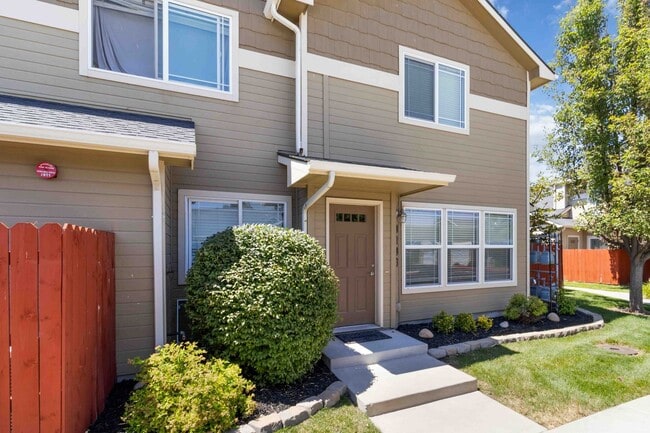 Building Photo - 2 bedroom Townhome