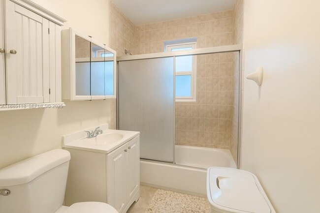 Building Photo - 1055 NE 121st St