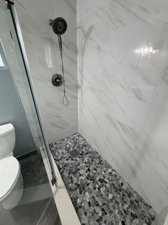 Building Photo - Beautiful 3 bedroom 2 bath Pool Home...  this one is a SHOW STOPPER