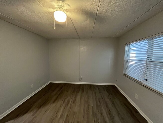 Building Photo - Lovely 1/1 in central St Pete