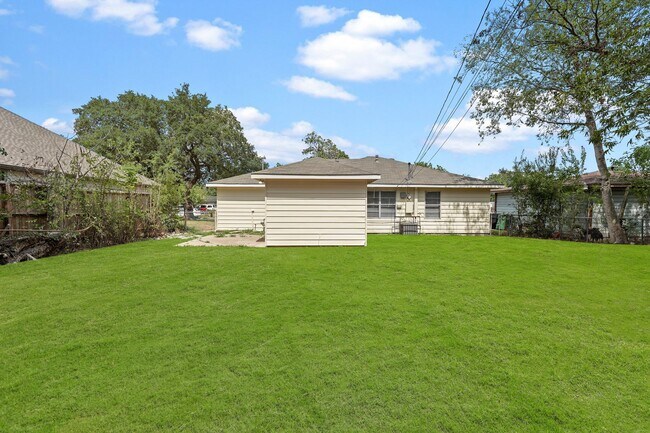 Building Photo - 5830 Glenhurst Dr