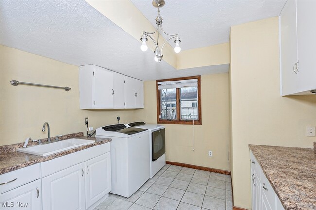 Building Photo - 6235 Sunnywood Dr