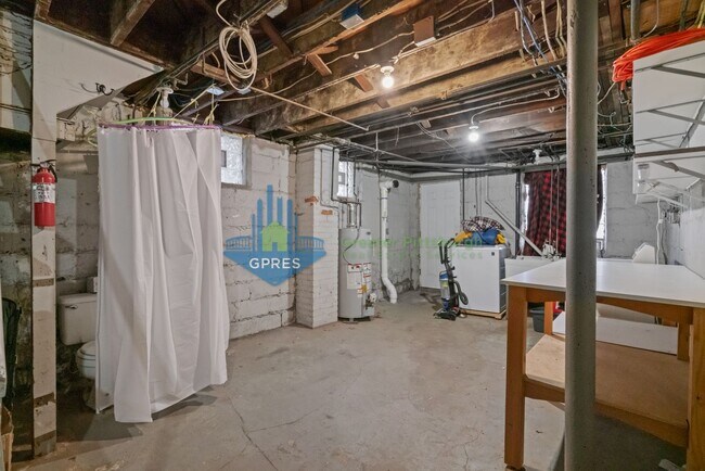 Building Photo - Spacious 3-Bedroom Home w/ Parking & Centr...