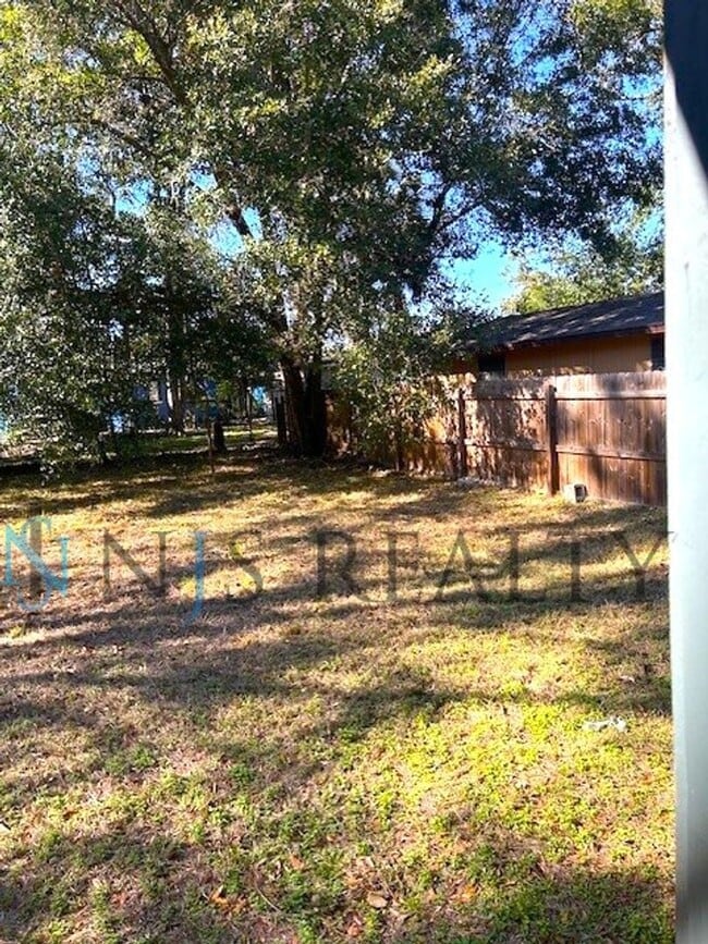 Building Photo - BEAUTIFULLY UPDATED 3/1 889sq ft home. with upgraded kitchen & bath & covered parking!!