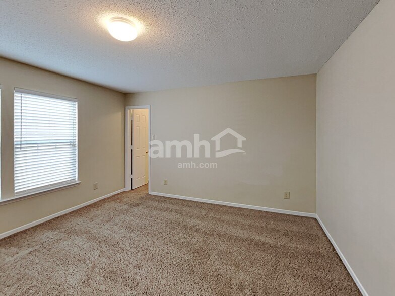 Building Photo - 10798 Cyrus Dr