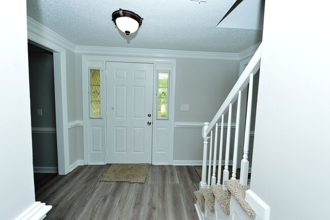 Building Photo - Close to Base, Beach and Downtown!
