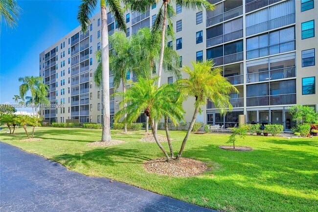 Building Photo - 2205 S Cypress Bend Dr