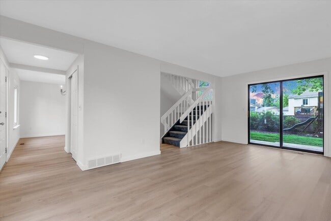 Building Photo - Beautifully updated 4-bed, 3-bath home in ...