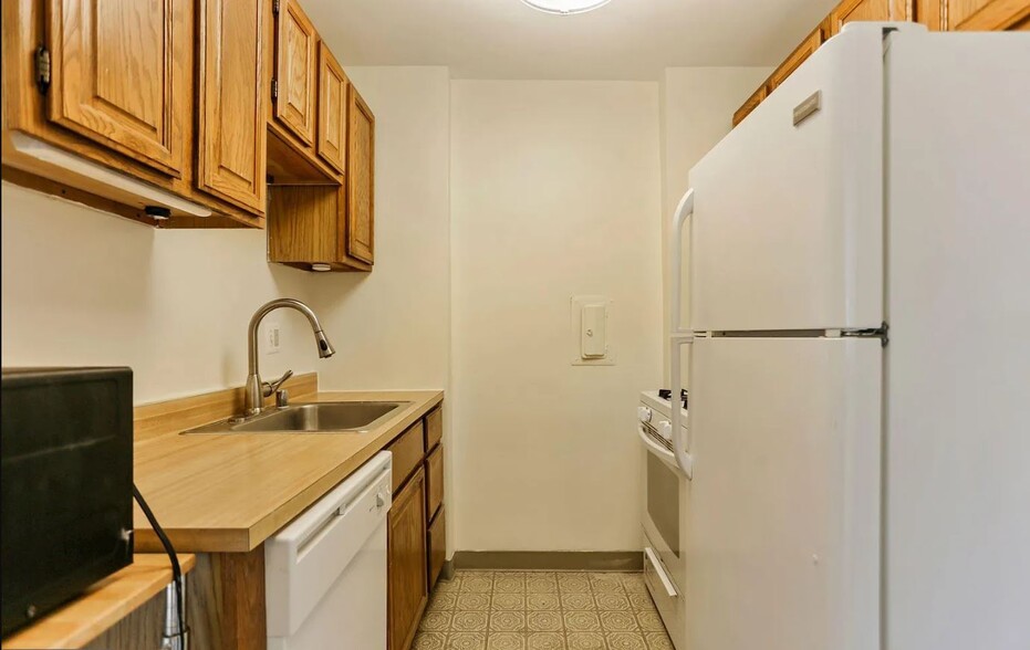 Building Photo - 922 24th St NW