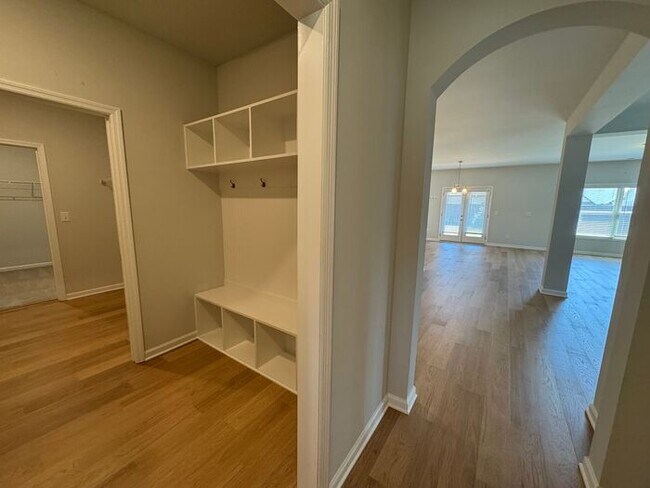 Building Photo - Spacious home with a fence, in PRIME location with a move in special