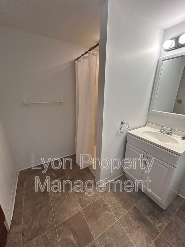 Building Photo - 1495 Ten Rod Rd