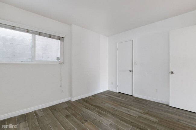 Building Photo - 1 br, 1 bath Condo - 3780 Swift Avenue 3