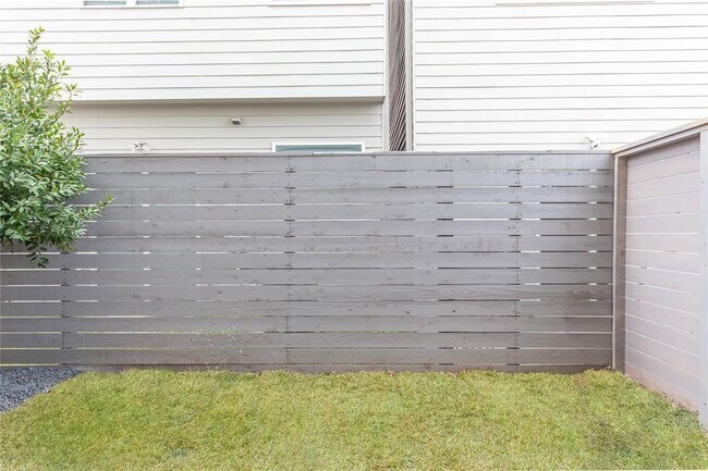 Building Photo - 5868 E Post Oak Ln