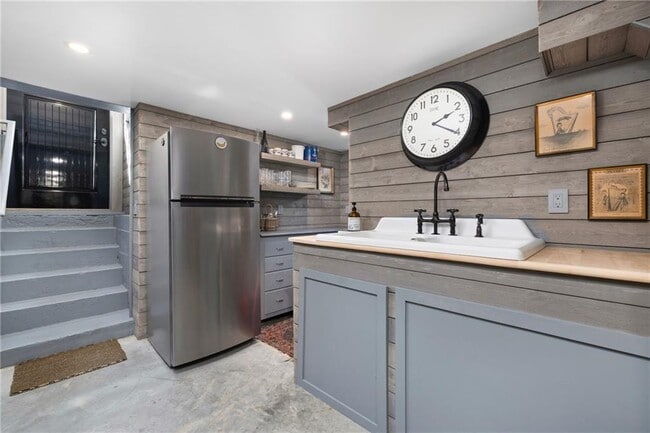 Building Photo - 9 Anthony St