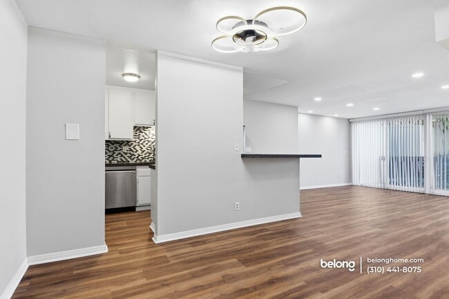 Building Photo - 6542 Ocean Crest Dr