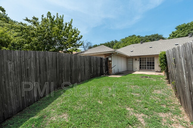 Building Photo - 2130 Teakwood Ln