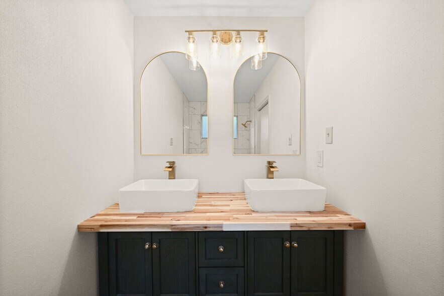 Building Photo - 9556 Fairway Dr