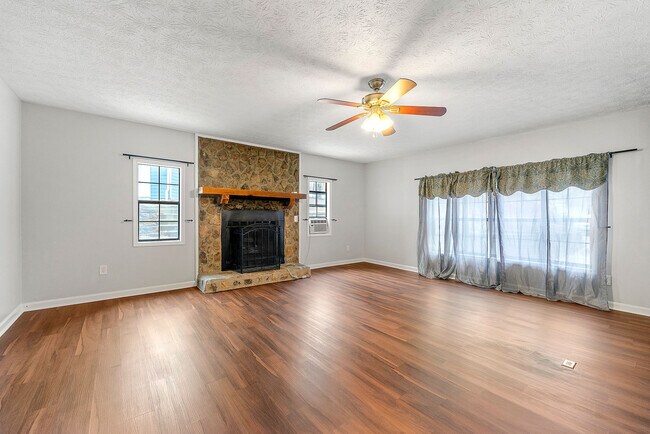 Building Photo - 249 Tony Trl SE