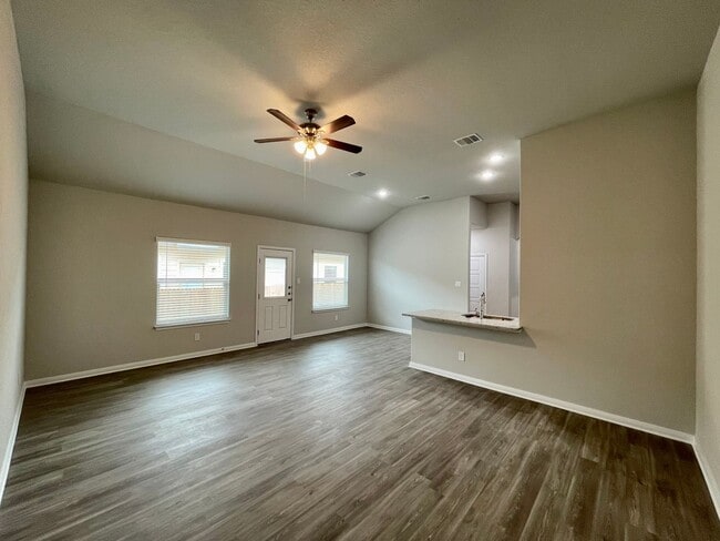 Building Photo - Luxury 3/2 duplex in NBTX