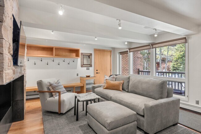 Building Photo - 124 W Hyman Ave