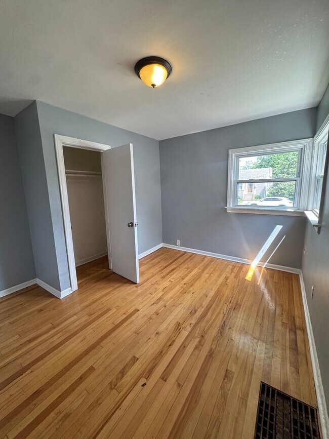 Building Photo - 2 Bedroom 1 Bathroom house in Calumet Park...