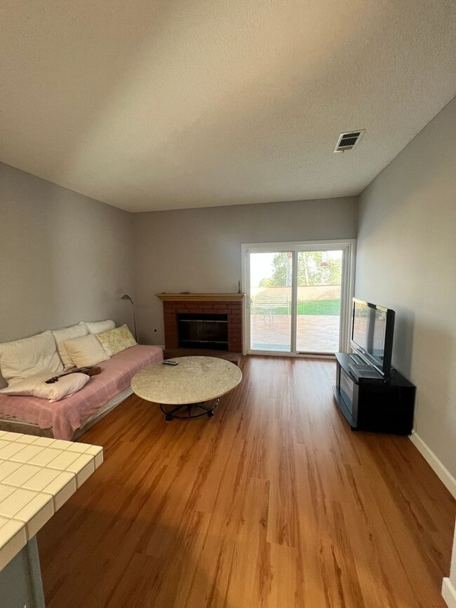 Building Photo - West Ventura - Gorgeous updated three bedroom, 2.5 bath home in Brock Hills