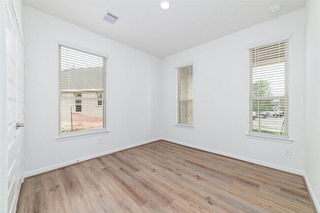 Building Photo - 7731 Coral Ky Dr