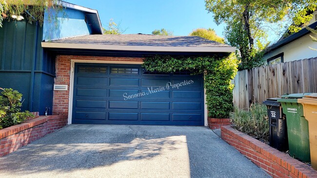 Building Photo - ~Stunning Remodeled 2 Bed/1 Bath Home in S...