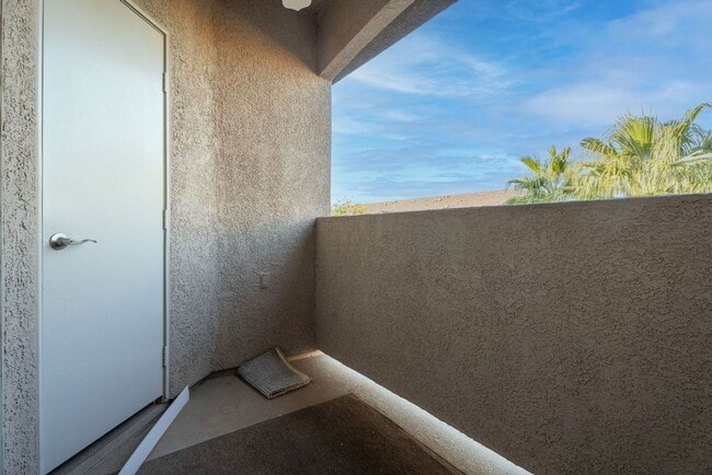 Building Photo - 2305 W Horizon Ridge Pkwy