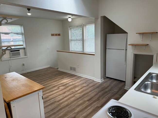 Building Photo - Goss Street Duplex