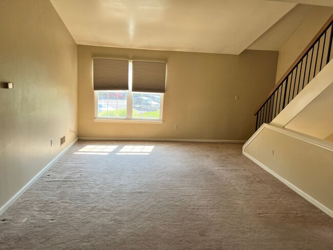 Building Photo - Great ‘Seven Oaks’ 3 Bedroom Condo