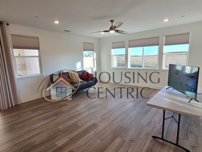 Building Photo - Executive Single Story Rental in HIGHLY DESIRABLE Heritage 55+ Community!