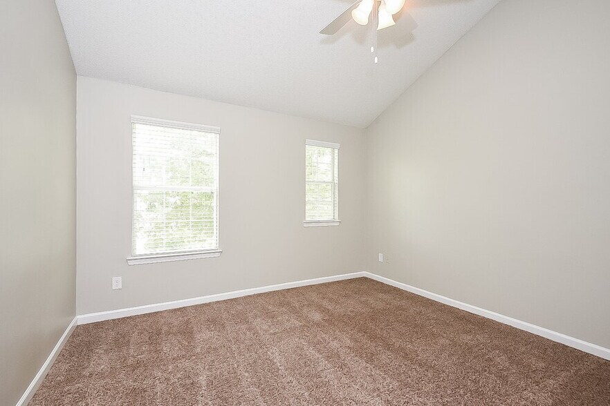 Building Photo - 123 Hidden Creek Dr