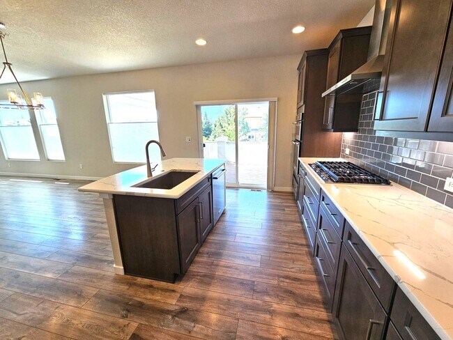 Building Photo - $4375 - 5BR/4BA Beautiful Dog Friendly Hom...